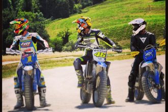 De gauche à droite, Thomas Chareyre, Valentino Rossi et Guy Martin