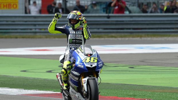 Photo de Valentino Rossi victorieux au GP d'Assen, en juin 2013