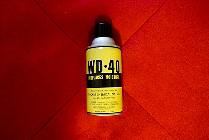 Un spray de WD-40 échappé des années 40 !