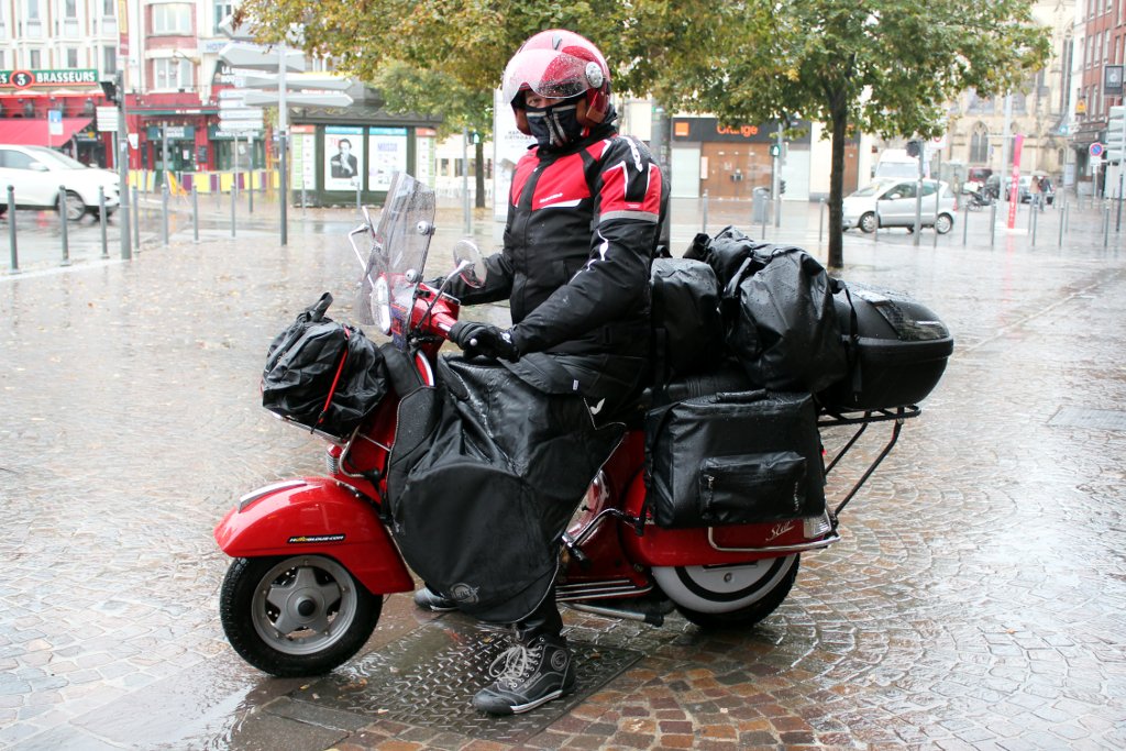 Didier Vacher au guidon de son LML Star 125, sous la pluie lilloise