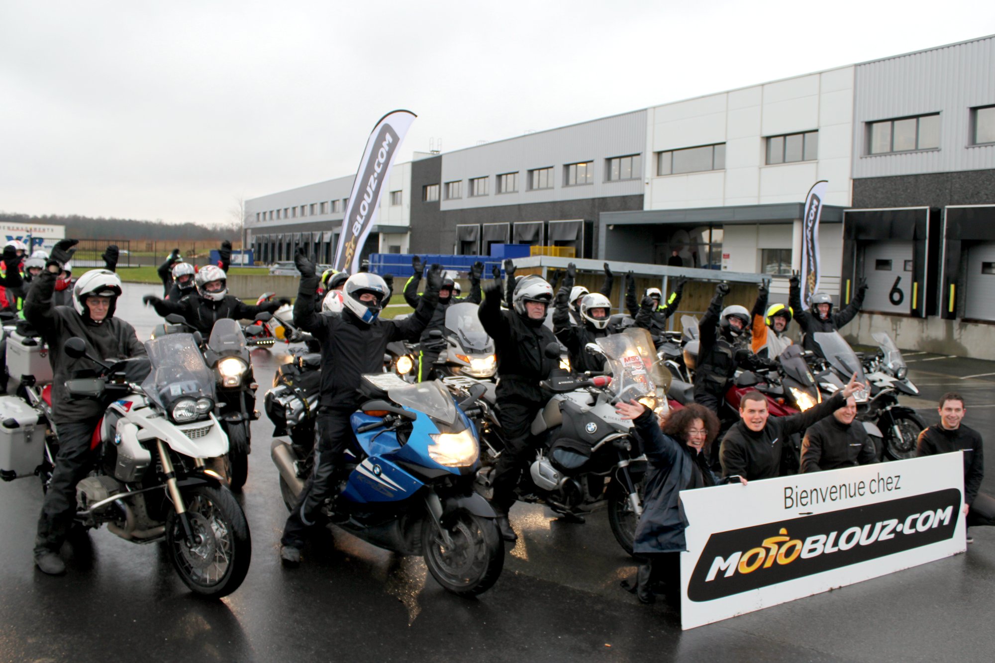 Top départ ! Réchauffés, les participants de l'Hivernale Moto Journal 2014 entament leur périple