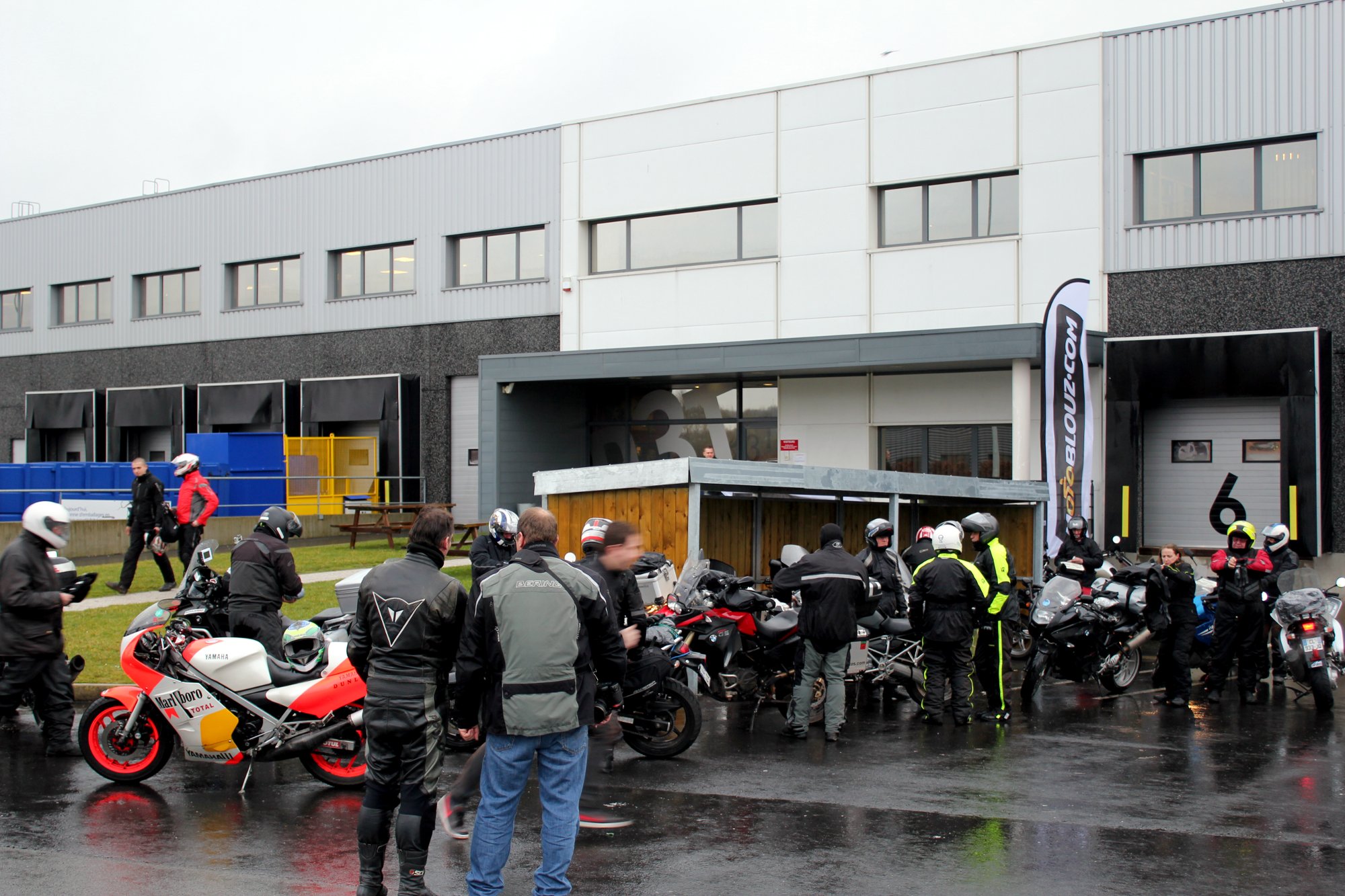 Même si beaucoup sont motards chez Motoblouz, il y avait plus de motos garées qu'à l'accoutumée !