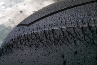 L'usure prématurée des pneus pistes traduit souvent des réglages inadéquats
