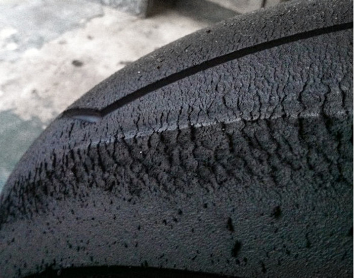 L’usure prématurée des pneus pistes traduit souvent des réglages inadéquats