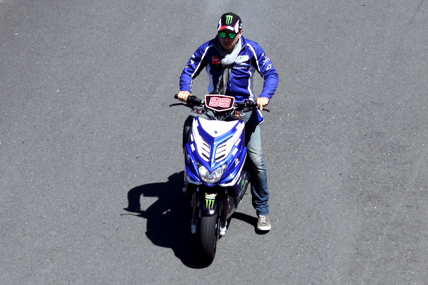 Jorge Lorenzo se rend au Motorhome Yamaha en scooter