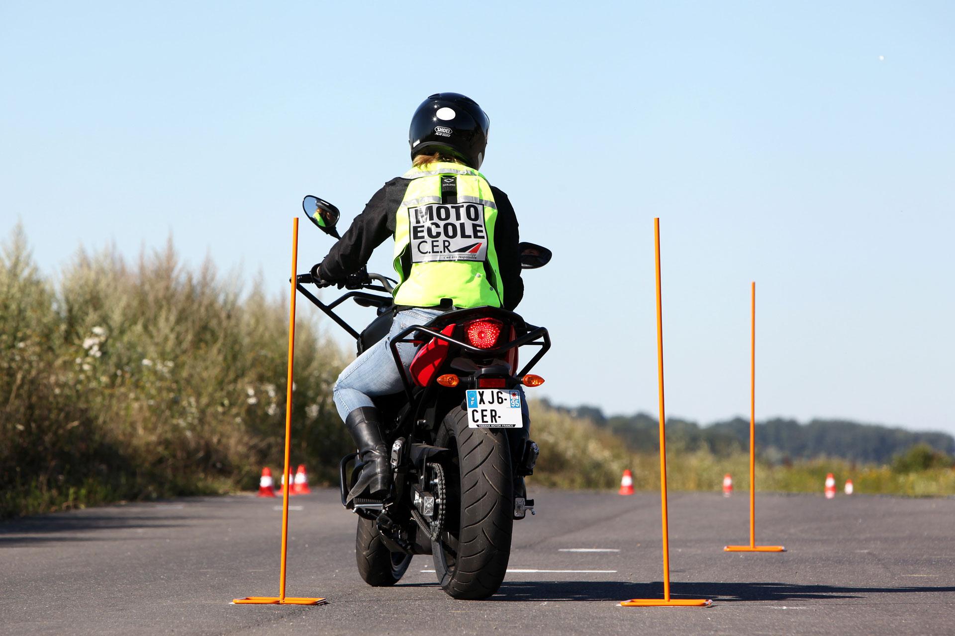 Motard s'entrainant au plateau pour le permis moto