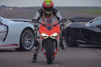 La Ducati Panigale Superleggera confrontée à la MacLaren P et à la Porsche 918 Spyder