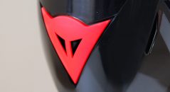 Le logo Dainese sur la coque de protection du tibia