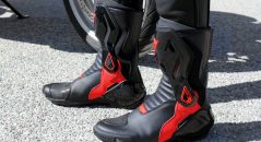 Look sportif mais confort routier pour les Dainese Nexus