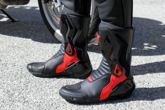 Look sportif mais confort routier pour les Dainese Nexus