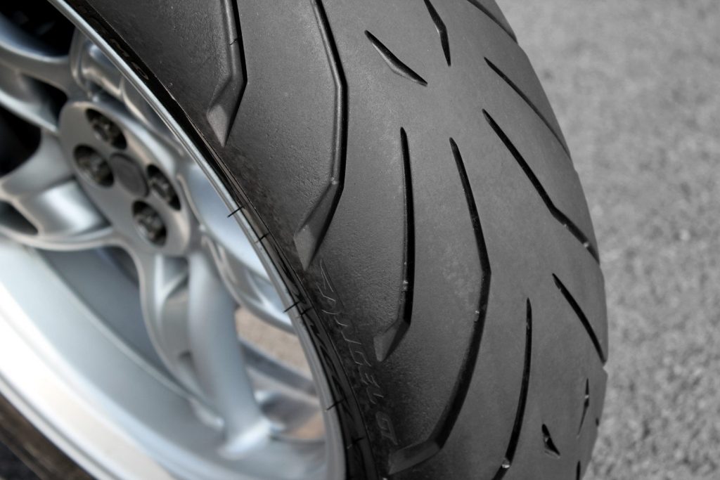 L’Angel GT, pneu routier de Pirelli