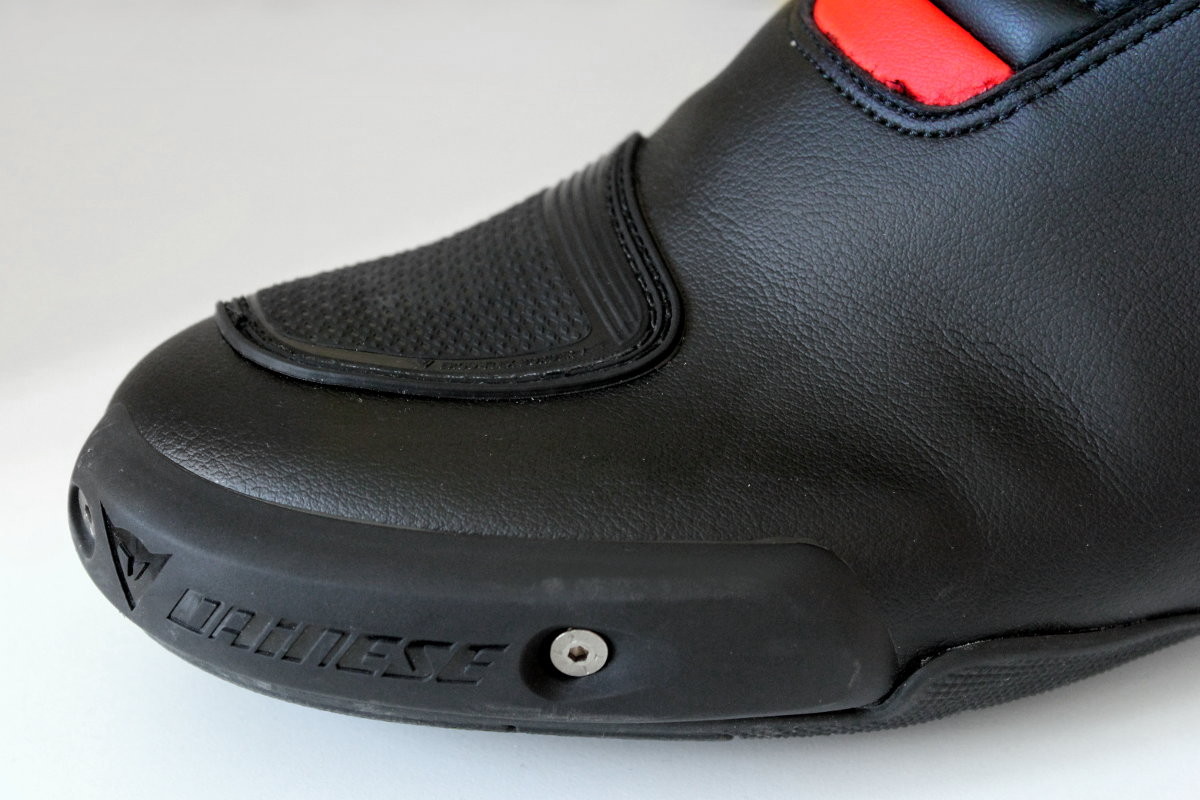 Un slider de bottes moto en nylon