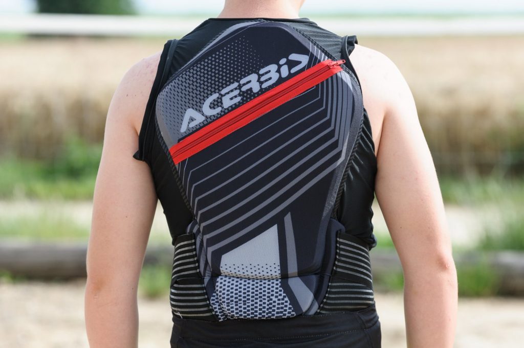 Le gilet Acerbis MX Jacket Soft 2.0 se révèle particulièrement ergonomique