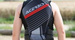 Le gilet Acerbis MX Jacket Soft 2.0 se révèle particulièrement ergonomique