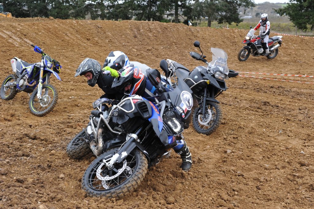 Relever la moto, un travail d’équipe