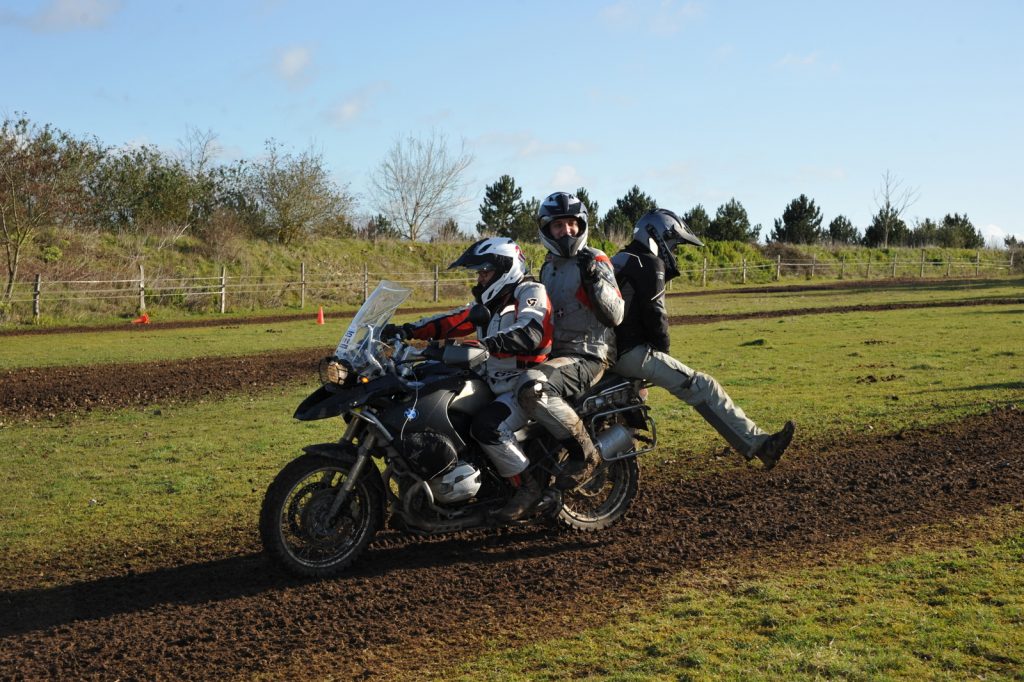 On en met du monde sur une BMW R 1200 GS !