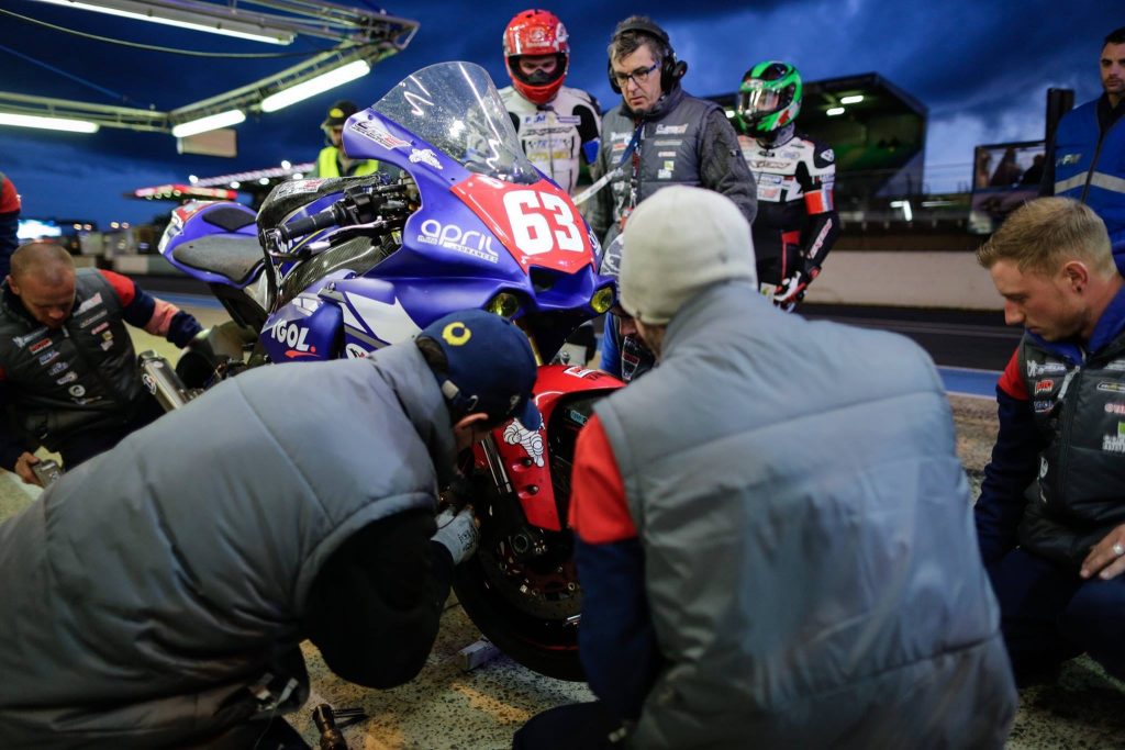 Véricfications sur la Yamaha R1 du Team LMD63