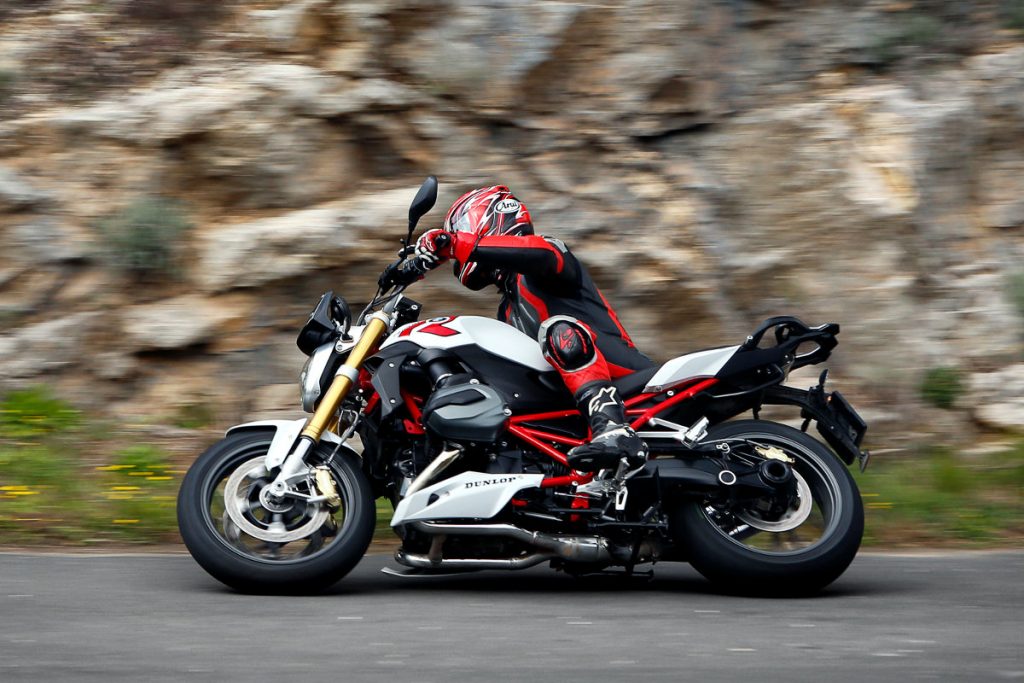 Le pilote Dunlop à l oeuvre sur une une BMW R1200R