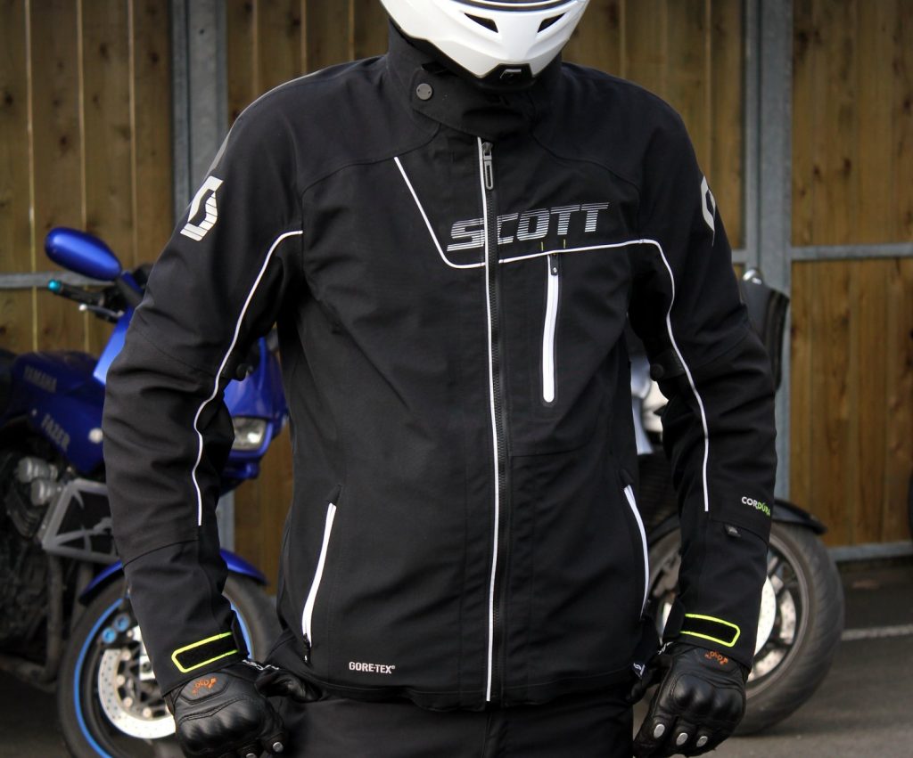 Visuellement, le blouson Scott Distinct 1 Pro GT fait preuve de modernité