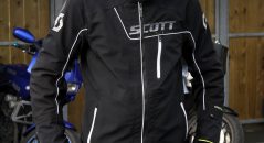 Visuellement, le blouson Scott Distinct 1 Pro GT fait preuve de modernité