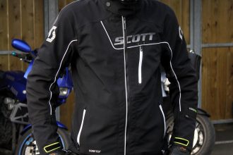 Visuellement, le blouson Scott Distinct 1 Pro GT fait preuve de modernité