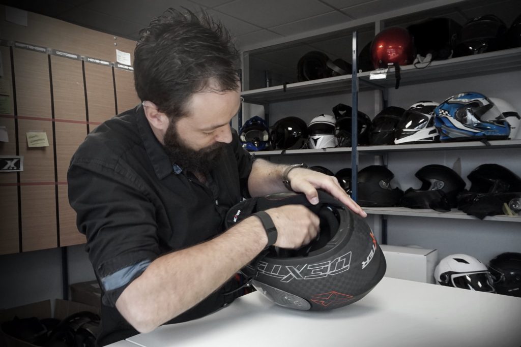 Charles de Prins, chef de produit Dexter, à l’oeuvre sur le prototype d’un casque carbone