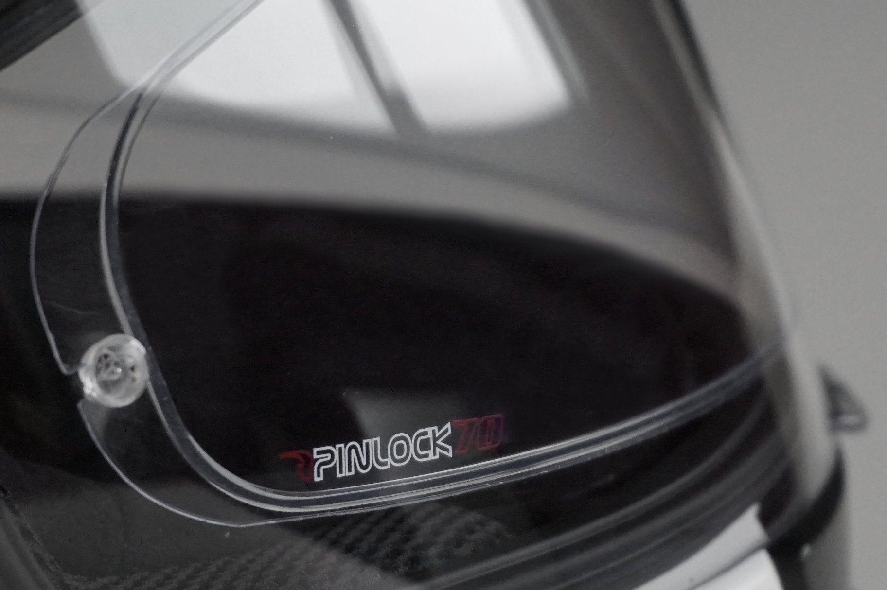 Une lentille Pinlock sur un casque intégral