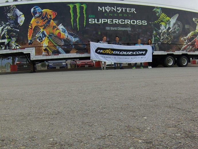 Logo Motoblouz devant le camion Monster à l'entrée du Supercross Américain