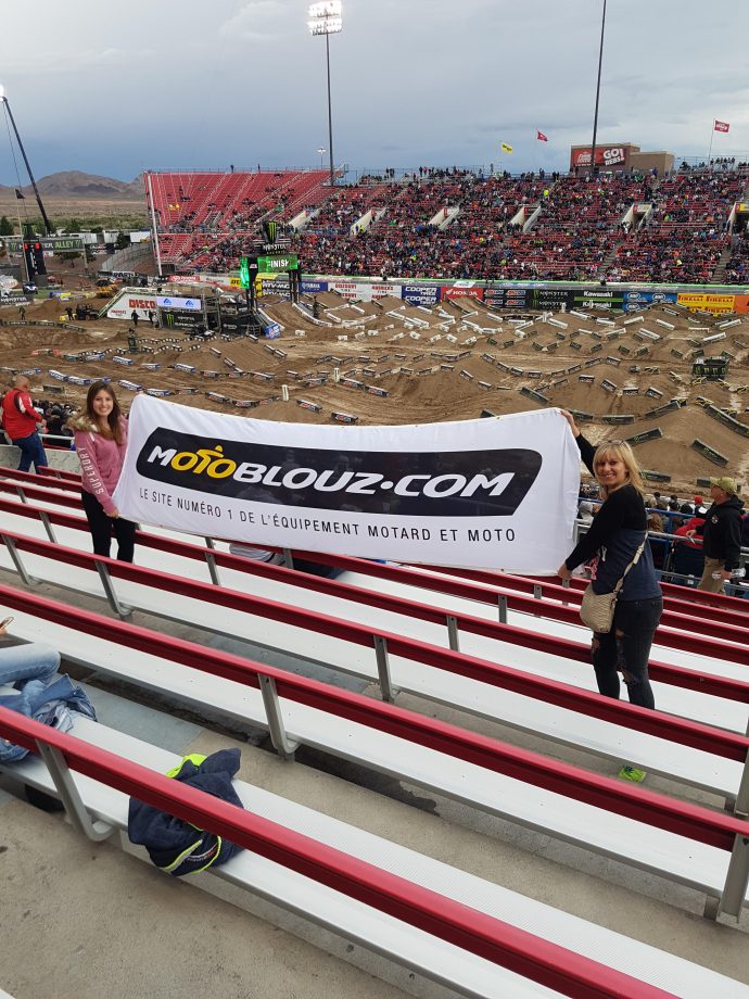 Logo Motoblouz lors de la finale du Supercross Américain