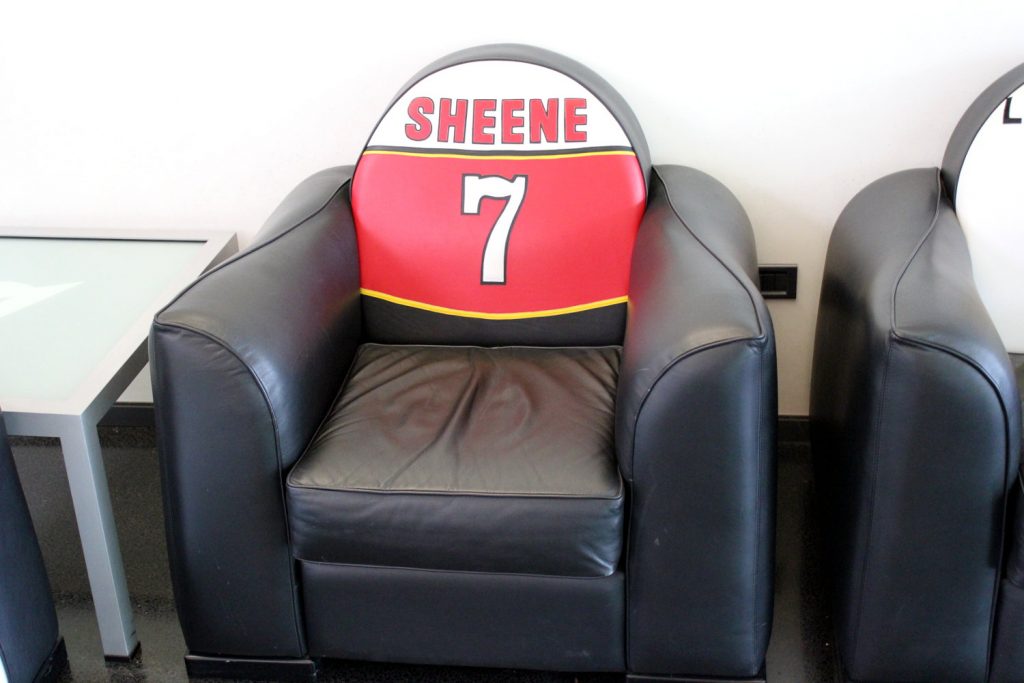 Un fauteuil aux couleurs de Barry Sheene, dans le hall de Dainese Vicenza