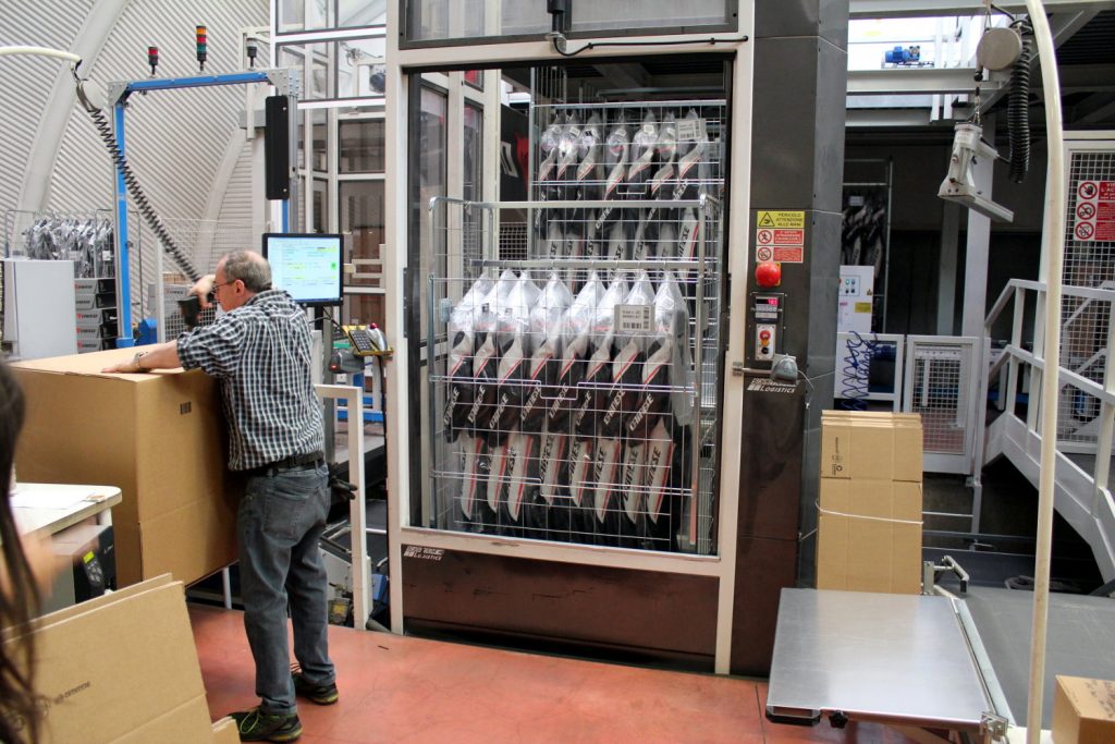 La chaîne apporte automatiquement les cages contenant les produits de la commande au préparateur