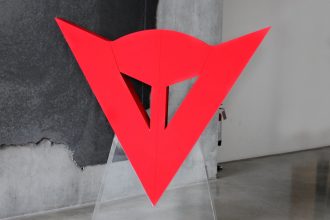Le logo Dainese représente la tête du démon de la vitesse