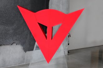 Le logo Dainese représente la tête du démon de la vitesse