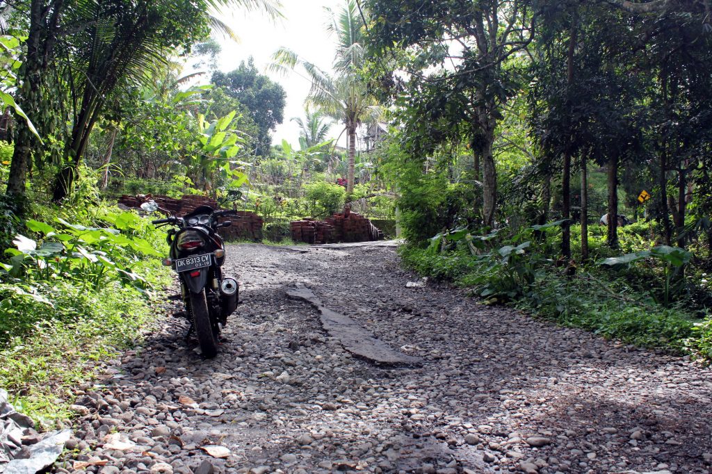 Sur le réseau routier secondaire de Bali, le bitume est parfois en piteux état !