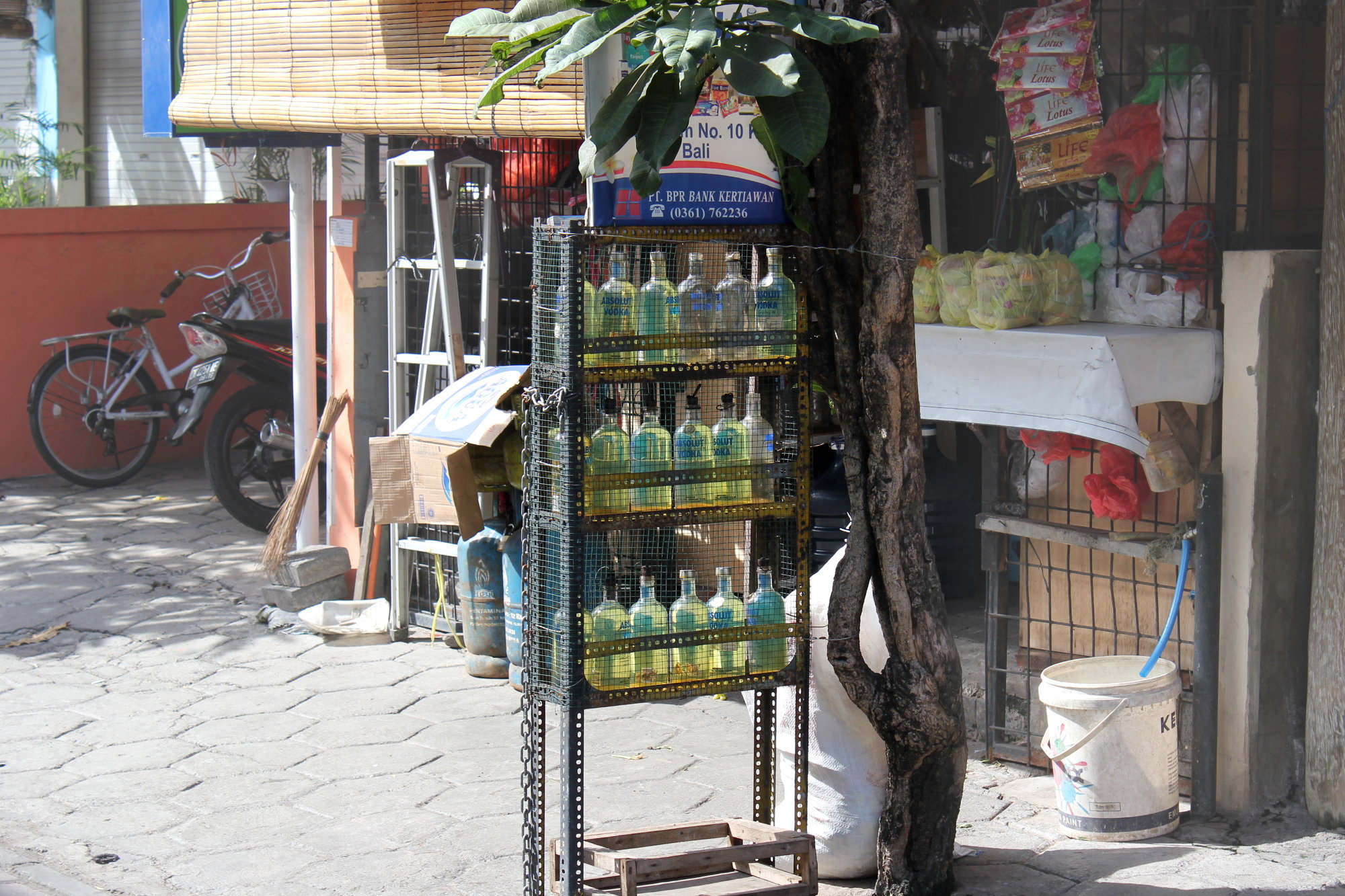 Outre dans les stations service, l'essence est vendue au litre par des commerçants de rue qui la stockent dans des bouteilles de vodka Absolut.