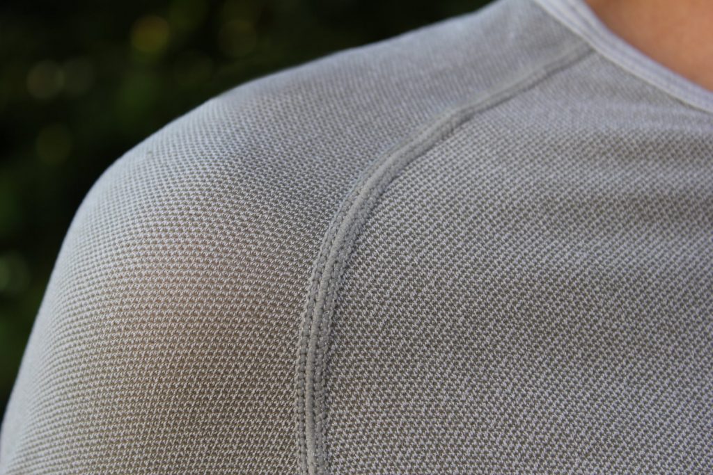 La maille très respirante du DXR Fresh laisse aparaître la peau quand elle est tendue
