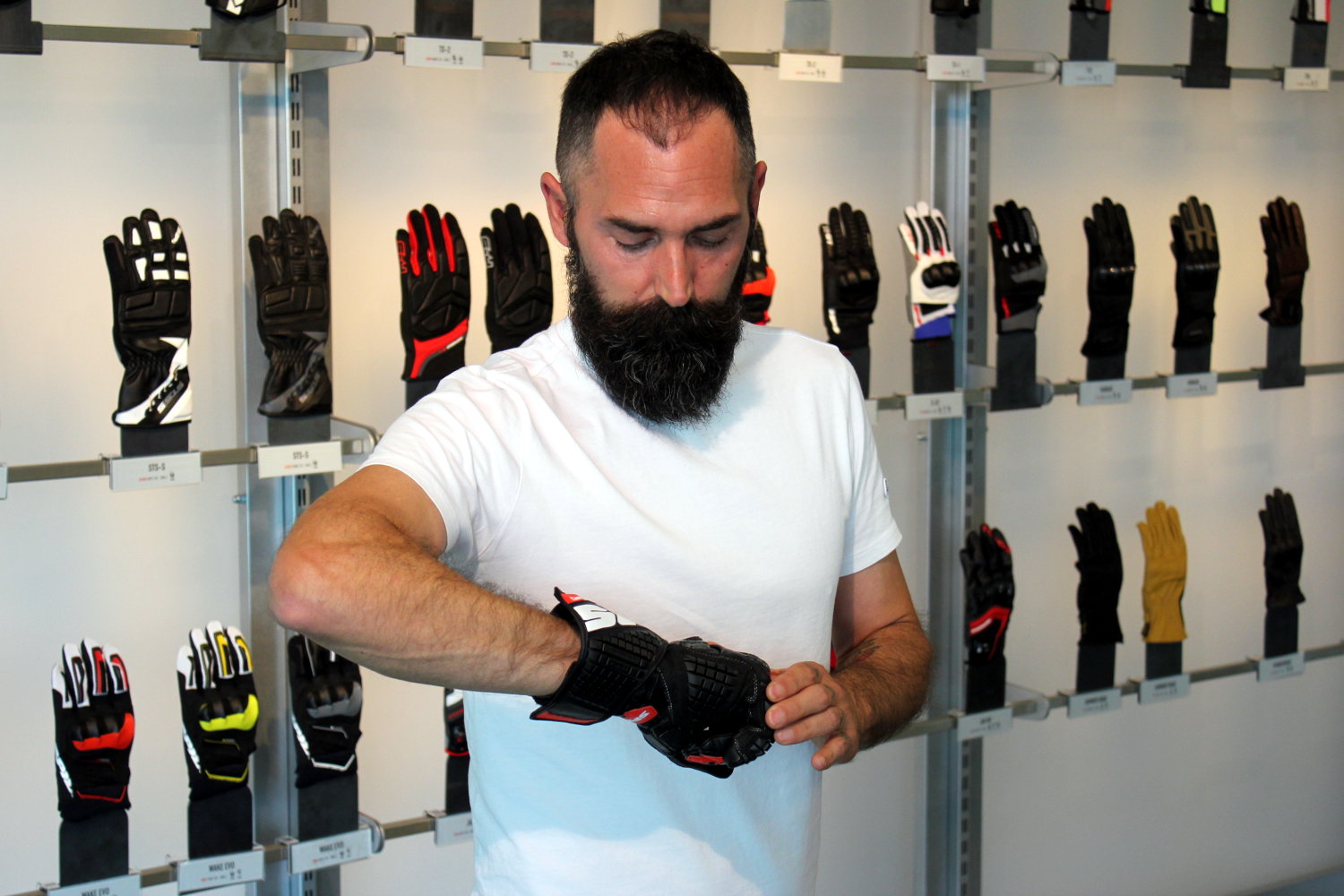 Emiliano, essaie des gants Spidi Carbo Track