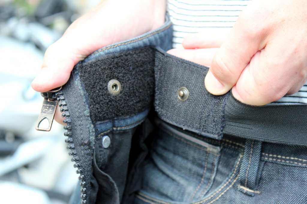 La ceinture élastique velcro à la taille maintient le surpantalon Easy 5 en place le temps que vous  fermiez les deux zips