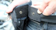 La ceinture élastique velcro à la taille maintient le surpantalon Easy 5 en place le temps que vous fermiez les deux zips