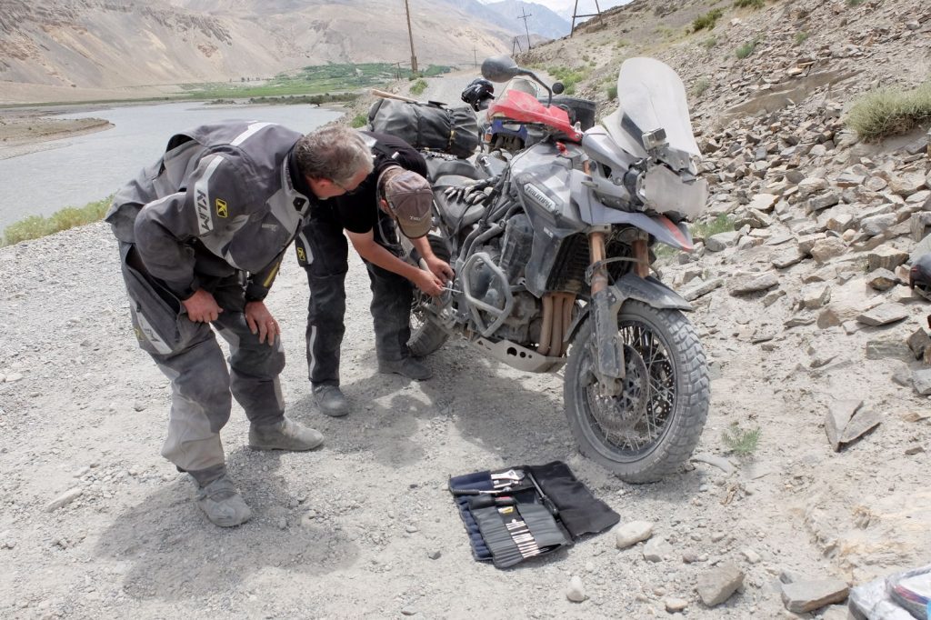 Penser à emporter l’indispensable, c’est s’éviter des galères au bord de la route… Photo de L’aventurier Viking, Tadjikistan