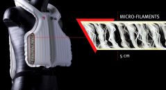 Grâce aux filaments, l'épaisseur de l'airbag du Dainese D-Air Misano 1000 est limitée à 5 cm pour une meilleure répartition de l'onde de choc