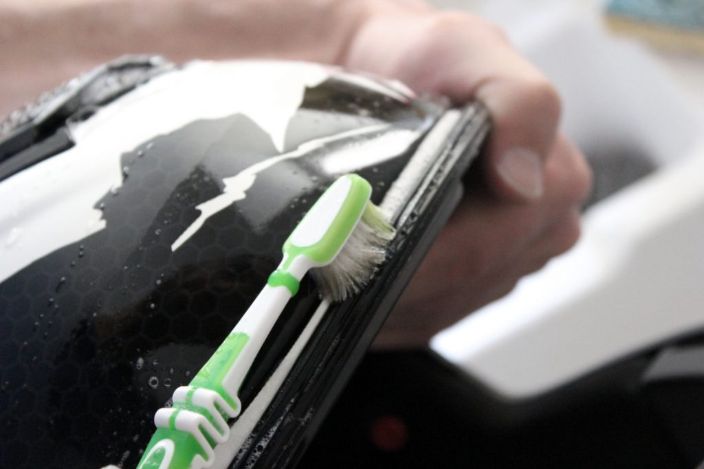 La brosse à dents, un outil de choix pour nettoyer les recoins de son casque moto