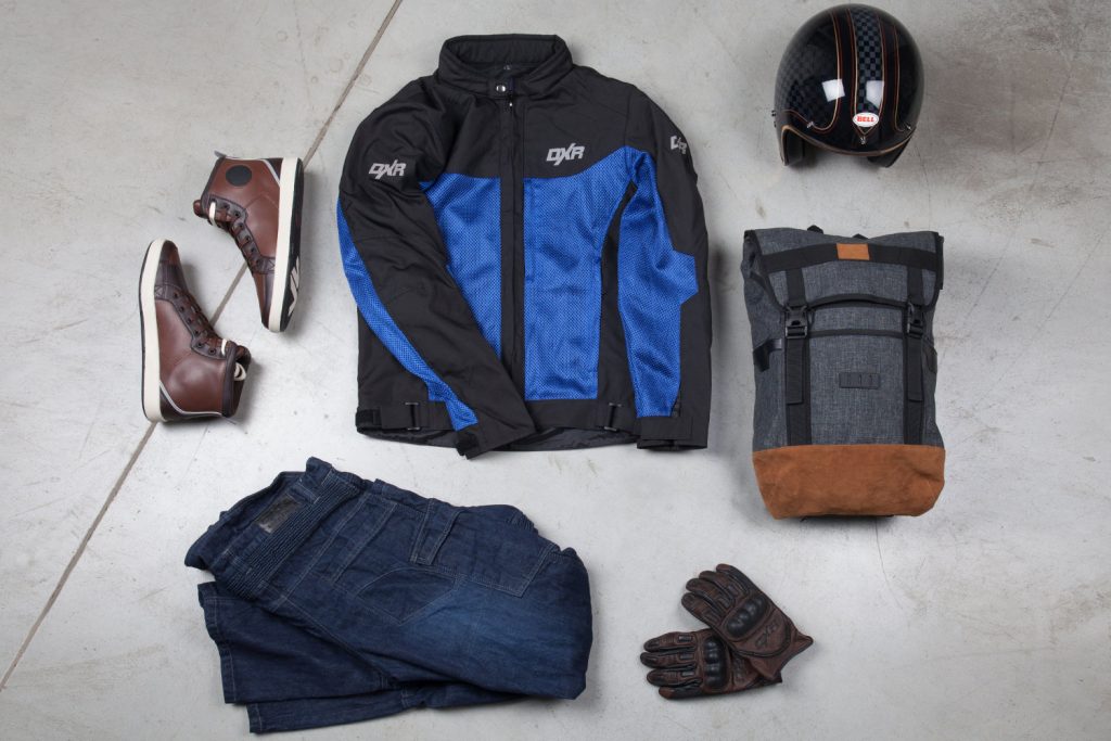 Mon équipement : baskets V Quattro Twin, blouson DXR Add’air, casque Bell ROland Sands, sac à dos vintage DXR, jean DXR Denim Kevlar et gants DXR Puncher