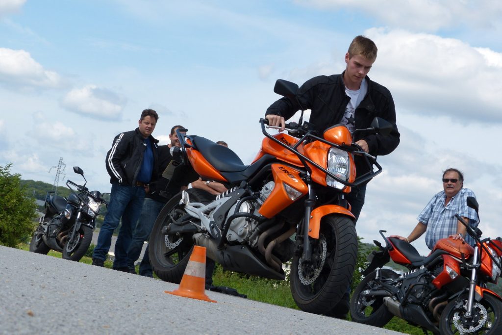 Vous devez avoir 18 ans pour passer le permis moto mais vous pouvez néanmoins commencer votre formation plus tôt