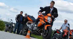 Vous devez avoir 18 ans pour passer le permis moto mais vous pouvez néanmoins commencer votre formation plus tôt