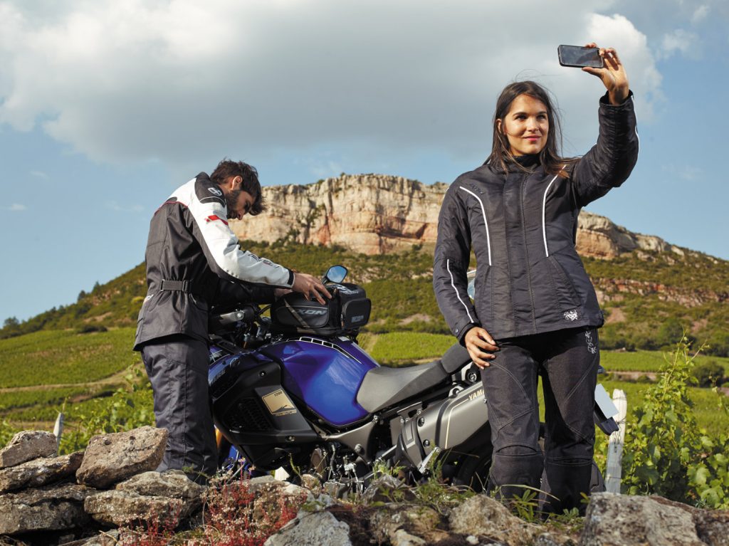 Le sac de sable partage plus que la conduite du pilote moto !