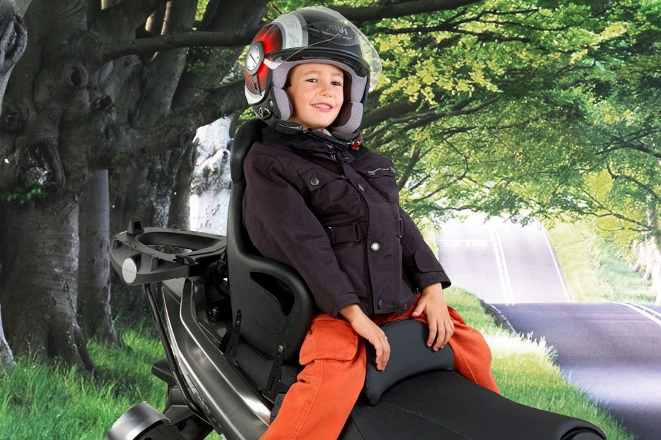 A quel âge peut-on transporter un enfant en scooter ou moto ? 