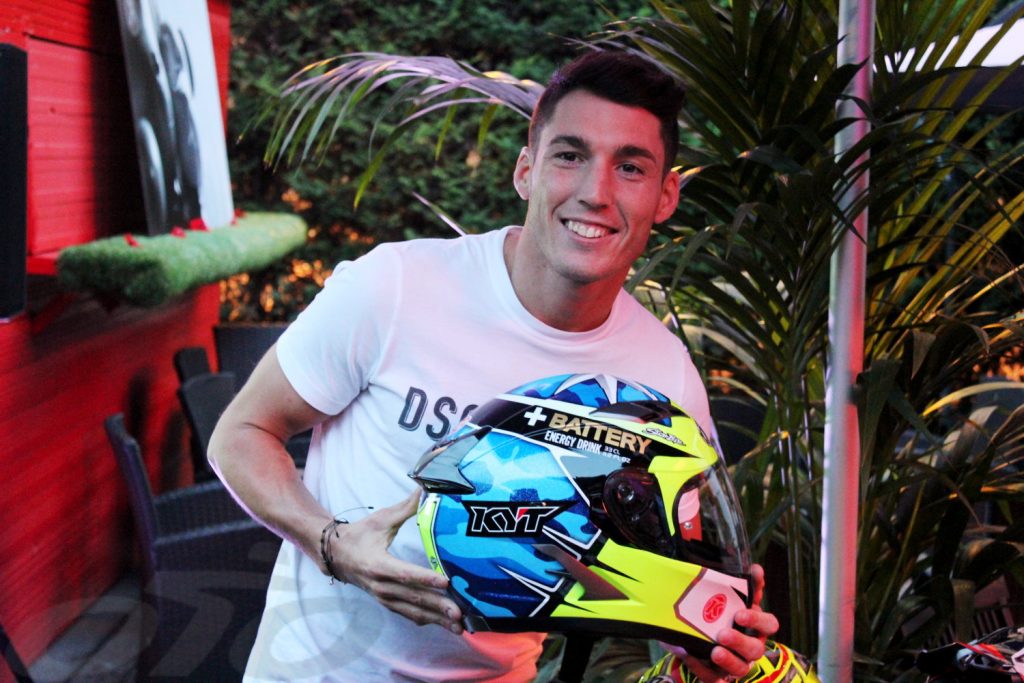 Aleix Espargaro prend la pose avec un casque KYT  Falcon Replica… Espargaro ! La classe…