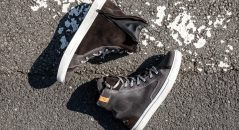 Le deux coloris de cuir suédé apportent un vrai plus question look