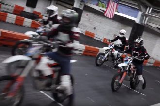 Une course en moto électrique pour fêter les 50 000 fans